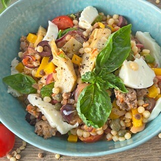Nudelsalat mit Oliven und Spitzpaprika
