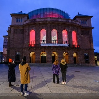 Junge Menschen stehen vor dem Staatstheater Mainz. Für Studierende der Mainzer Universität gibt es dort vorerst keine fast kostenlosen Tickets mehr
