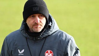 FCK-Trainer Torsten Lieberknecht mit Wintermütze beim Trainingsauftakt