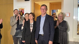 Der strahlende Sieger der Landratswahl im Kreis Mainz-Bingen heißt Thomas Barth (CDU, vorne im dunklen Anzug).