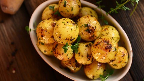Kartoffeln in einer Schüssel lecker angerichtet: gesünder als ihr Ruf.