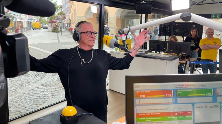 Live zu Besuch ist Martin Griffiths, Frontmann der Progressive Rockband Beggar's Opera, die es mit "Time Machine" auf Platz 343 geschafft haben.