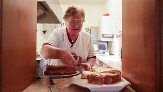 Brigitte Stollhof (86) ist Gastgeberin auf der Pfälzer Keltenhütte