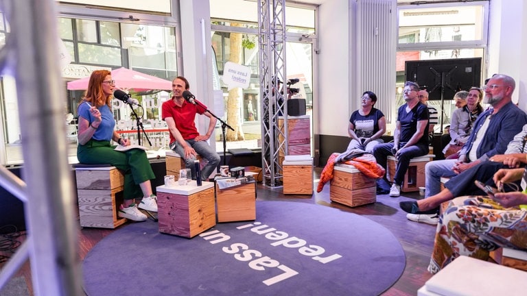 Annelie Malun und SWR4-Moderator Christian Karn beim royalen Talk im SWR PopUp Studio.