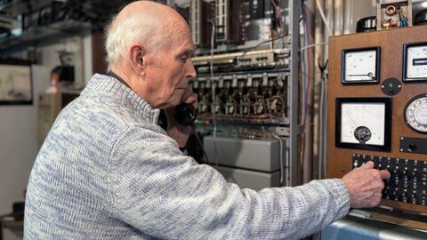 Heribert Schirmer tüftelt so oft es geht an seinen alten Telefonen, Radios und anderen Geräten.