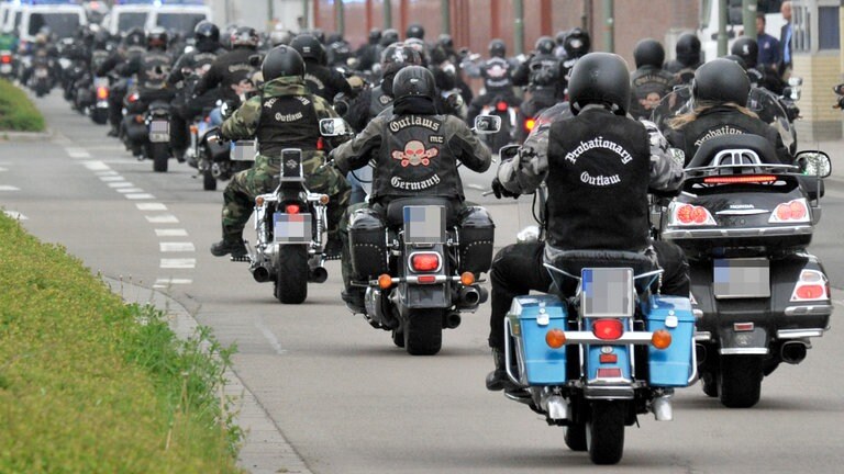 Eskortiert von der Polizei sind Mitglieder der Rockervereinigung "Outlaws" 2010 in einem Konvoi in Kaiserslautern.