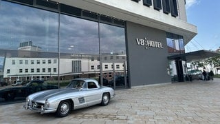 Vor dem V8 Hotel steht ein Mercedes Oldtimer. Das Hotel ist auf eine Betrugsmasche reingefallen. 