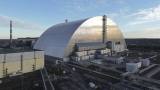 Die neue Schutzhülle um den havarierten Reaktor von Tschernobyl aus der Luft