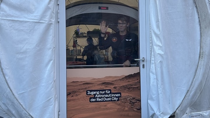 Künstlerinnen und Künstler simulieren das Leben auf dem Mars.