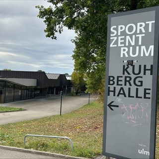 Die Kuhberghalle liegt direkt neben der Anna-Essinger-Realschule. Sie ist die Sporthalle der Schule. Im Bereich dieser Halle hat sich der Angriff ereignet.