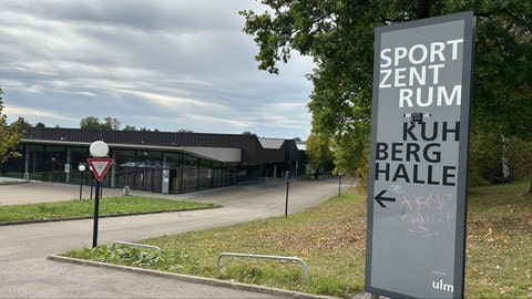 Die Kuhberghalle liegt direkt neben der Anna-Essinger-Realschule. Sie ist die Sporthalle der Schule. Im Bereich dieser Halle hat sich der Angriff ereignet.