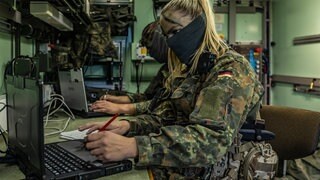 Auch im Gefechtsstand am Einsatzort muss im Cyberraum gearbeitet werden. (Symbolbild)