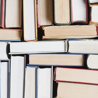 Buchtipps: Bücher liegen aufeinenader gestapelt