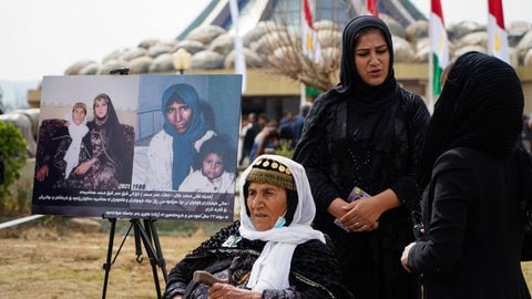 Eine Frau und ihre Tochter, die den chemischen Angriff von Halabja überlebt haben, am 16. März 2021, dem Jahrestag des Angriffs. Die irakische Luftwaffe hatte am 16. März 1988 die Stadt Halabja in der Region Kurdistan angegriffen. Fast 5.000 Menschen wurden getötet und 10.000, die meisten von ihnen Zivilisten, wurden verletzt. Noch immer leiden viele Menschen an Krankheiten und Geburtsfehlern.