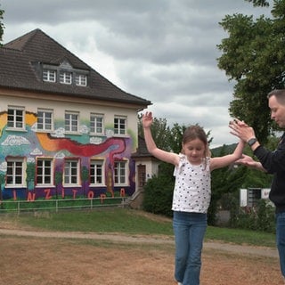 Zirkuspädagoge Stefan Bauer bringt den Kindern zum Beispiel Balancieren bei.