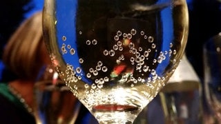 Ein volles Sektglas. 