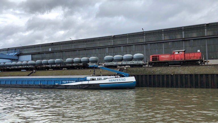 Insgesamt werden im Stuttgarter Hafen pro Jahr 3,6 Millionen Tonnen umgeschlagen, 2,4 Millionen auf die Eisenbahn und den Rest auf den LKW.