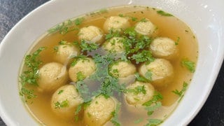 Markklößchen in einer klaren Suppe