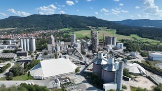 Das Werk von Holcim in Dotternhausen im Zollernalbkreis von oben. Dort soll eine neue Anlage entstehen, die Emissionen filtert.