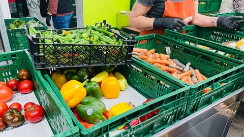 Sechs Tonnen Lebennsmittel gehen bei der Tafel Speyer pro Woche über die Theke - auch viel frisches Gemüse.