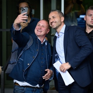 Ulrich Siegmund (rechts), AfD-Spitzenkandidat in Sachsen-Anhalt, lässt sich nach der Pressekonferenz zum Ergebnis der Landtagswahl in Sachsen-Anhalt vor der Bundespressekonferenz fotografieren.