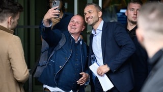 Ulrich Siegmund (rechts), AfD-Spitzenkandidat in Sachsen-Anhalt, lässt sich nach der Pressekonferenz zum Ergebnis der Landtagswahl in Sachsen-Anhalt vor der Bundespressekonferenz fotografieren.