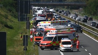 Rettungskräfte sind nach einem Unfall mit einem Reisebus im Einsatz. Bei einem Unfall mit einem Reisebus auf der Autobahn 3 sind nach Polizeiangaben viele Menschen verletzt worden.