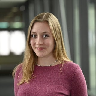 Judith Hüwelmeier ist Reporterin für Hörfunk, Online und Fernsehen beim SWR im Studio Tübingen. 