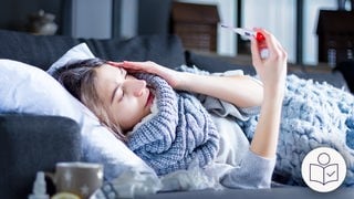 Eine Frau liegt auf dem Sofa. Die Frau hat einen dicken Schal an. Die Frau hat ein Fieber·thermometer in der Hand. Die Frau ist krank. Rechts das SWR Logo für Leichte Sprache.