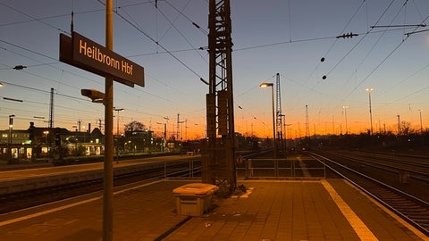  Hauptbahnhof Heilbronn in der Nacht (Symbolbild). Hier strandeten in der Nacht auf Mittwoch die Fußballfans und liefen über die Gleise. Mit einer Strafe müssen sie laut Bundespolizei nicht rechnen.