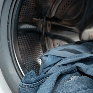 Jeans in der Waschmaschine