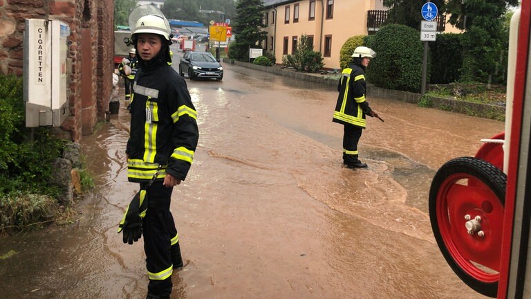 Auch in Hetzerath in der Eifel können die Kanäle die Wassermassen nicht mehr aufnehmen.