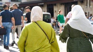 Frauen in einer Fußgängerzone