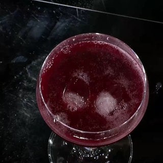 Tee in Glas mit Eiswürfeln