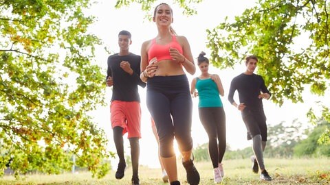 Männer und Frauen beim Joggen