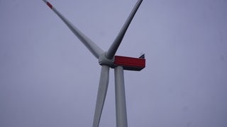 Eine Windrad des Windparks Königseiche über Baiereck: Die Getriebe der Anlagen waren wegen störender Geräusche Mitte 2025 ausgetauscht worden. 