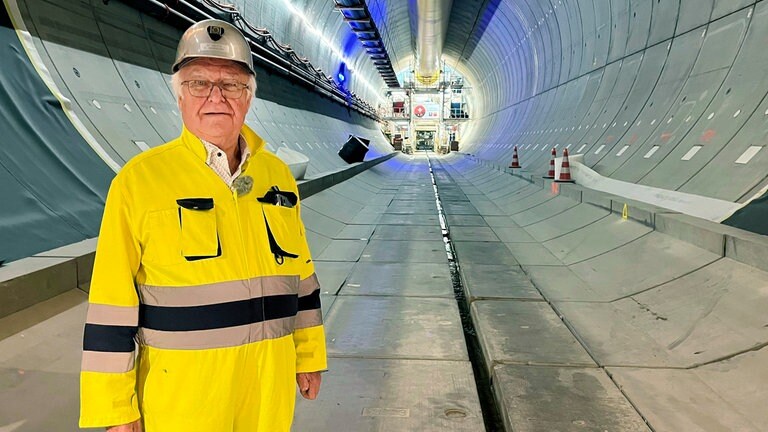 Tunnelbauer Martin Herrenknecht am Ort seines Lebenswerks - dem Gotthard-Basis-Tunnel.
