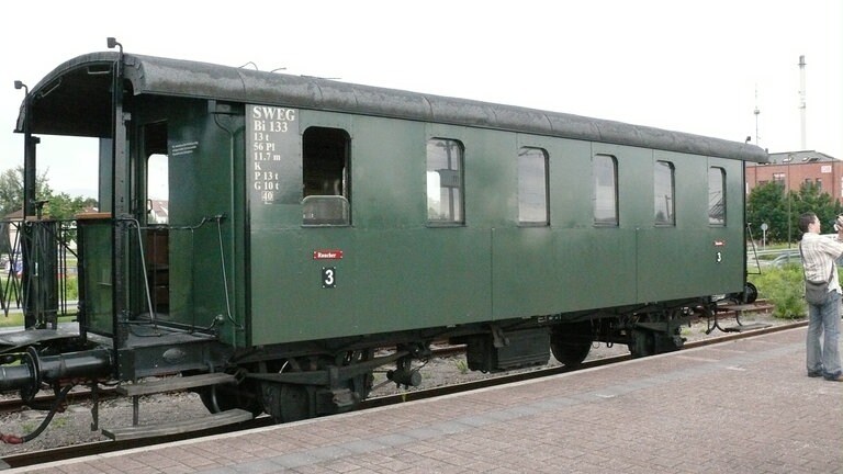 Während den letzten 43 Jahren haben die Eisenbahnfreunde die Fahrzeuge zweimal aufgebaut. Unter der Blechverkleidung ist ein Holzfachwerk,das im der Laufe Zeit marode wird und ausgetauscht werden muß.
