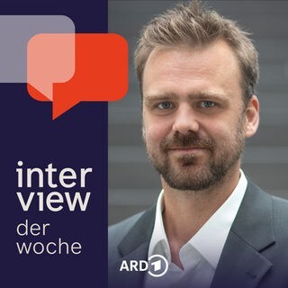 Timo Lange, Leiter Lobby Control, in einer Portait-Aufnahme mit Hemd und Jackett