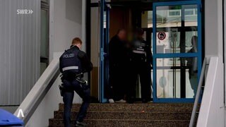 Polizisten in der Eingangstür der Schule