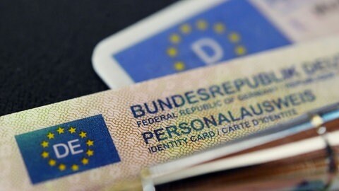 Wer in der Pfalz einen Personalausweis oder Reisepass, kommt online nur begrenzt voran. Dafür muss man nämlich in der Verwaltung persönlich erscheinen.