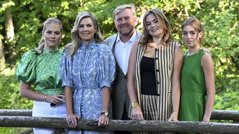 König Willem-Alexander, Königin Máxima und ihre drei Töchter Prinzessin Amalia, Prinzessin Ariane und Prinzessin Alexia lächeln in die Kamera.