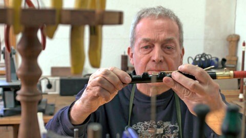 „HANDWERKSKUNST: Wie man einen Dudelsack baut“. Andreas Rogge fertigt seit fast 40 Jahren irische Dudelsäcke in Süddeutschland an. © SWREikon Media GmbHClaudia Rauch