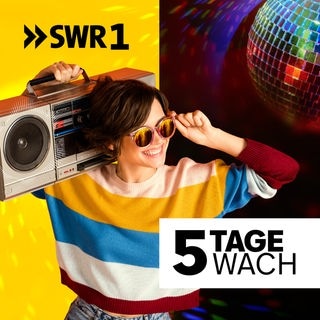 Frau mit Ghettoblaster schaut auf den Schriftzug "5 Tage wach" und darüber hängt eine glitzernde Discokugel - das Bild steht für den Podcast zur SWR1 Hitparade "5 Tage wach - die kultigste Radio-Hitparade Deutschlands"