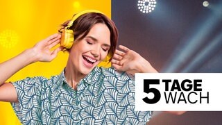 Frau mit gelben Kopfhörern und dem Schriftzug "5 Tage wach" - das Bild steht für den Podcast zur SWR1 Hitparade "5 Tage wach - die kultigste Radio-Hitparade Deutschlands"