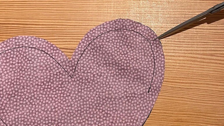 Nahtzugabe im Abstand von ca. 1 cm vorsichtig einzwicken, dann legt sie sich nachher besser in den Rundungen. 