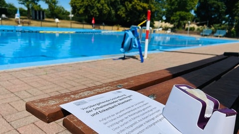 Freibadbetreiber stehen wegen der Hitze vor immer größer werdenden Herausforderungen: Wegen Belastungen durch Keime sind mehre Freibäder in der Westpfalz ganz bzw. teilweise geschlossen.