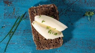 Handgemachte Butter auf einer Scheibe Brot. Ein SWR1 Pfännle-Rezept zum Motto "Bock auf Brot".
