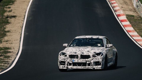 Getarntes Testfahrzeug fährt auf der Nordschleife beim Industriepool des Nürburgrings.