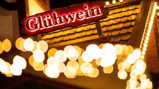 Auf dem Dach einer Bude steht "Glühwein" geschrieben. Manche Stände haben auch zum Jahresanfang noch geöffnet.